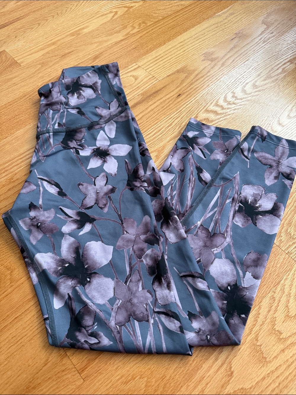 Beyond Yoga Floral High-Rise Leggings in Slate Blue and Mauve